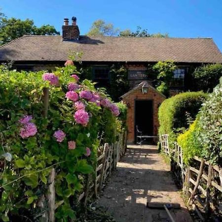Apartamento 17Th Century Boutique Getaway In The Countryside Martin Mill Exterior foto